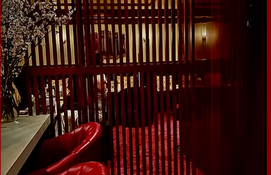赤い光と木格子が印象的な店内